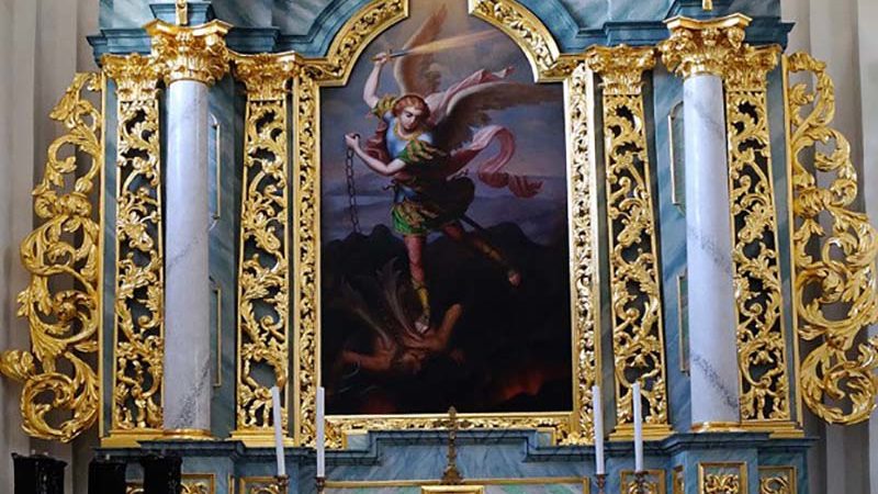 Фото Фарный костел в Гродно алтарь Святого Михаила Архангела