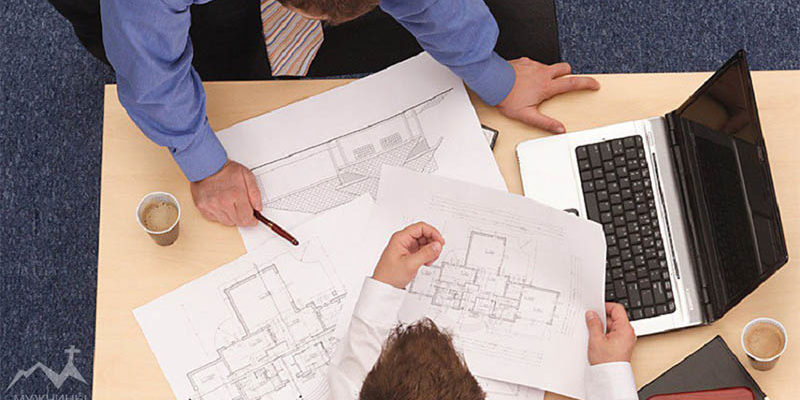 Мужчина составляет план