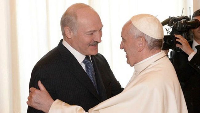 Папа Франциск приветствует А.Г. Лукашенко во время встречи в Ватикане