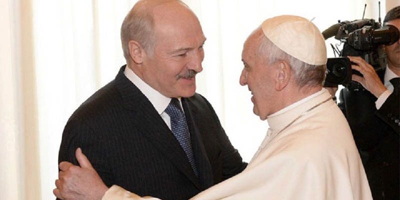 Папа Франциск приветствует А.Г. Лукашенко во время встречи в Ватикане