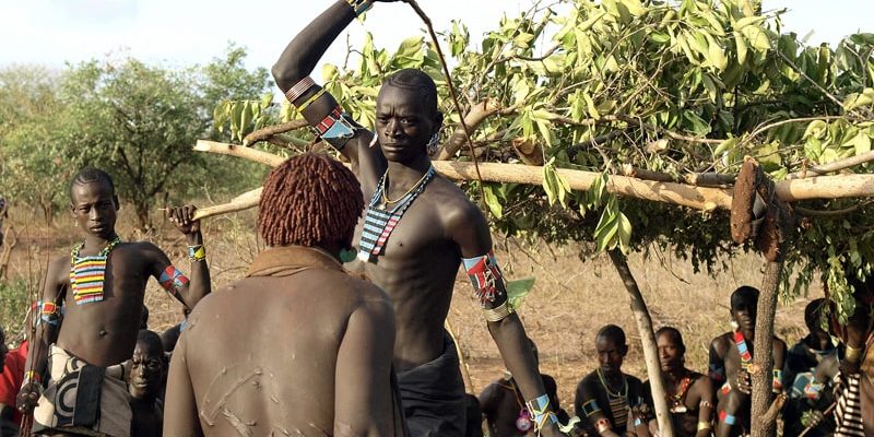 Инициация африканского парня Инициация африканского парня