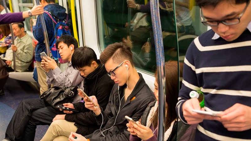 Одиночество – одно из самых опасных заболеваний современной цивилизации, пассажиры метро смотрят в экраны своих телефонов