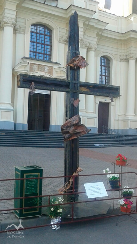 Будславский костел – Крест из обугленных балок крыши, разрушенной пожаром 11 мая 2021 года фото
