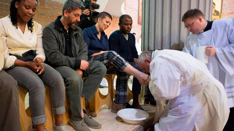 Папа Римский Франциск омывает ноги на мессе Великого четверга фото