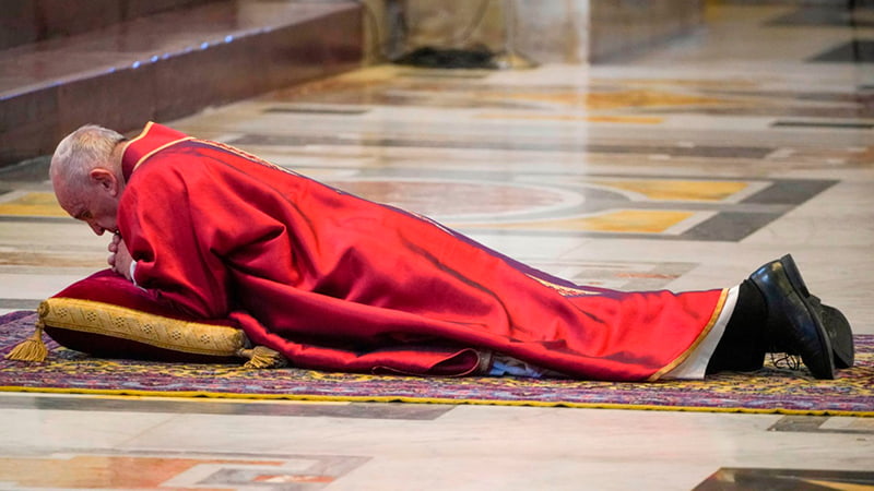 Прострация (простирание ниц) Папы Римского Франциска во время Литургии Страстной пятницы фото