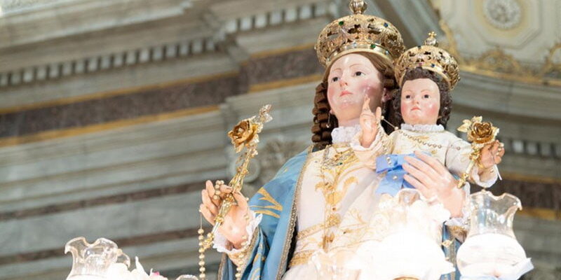 Фигура Девы Марии с младенцем Христом фото