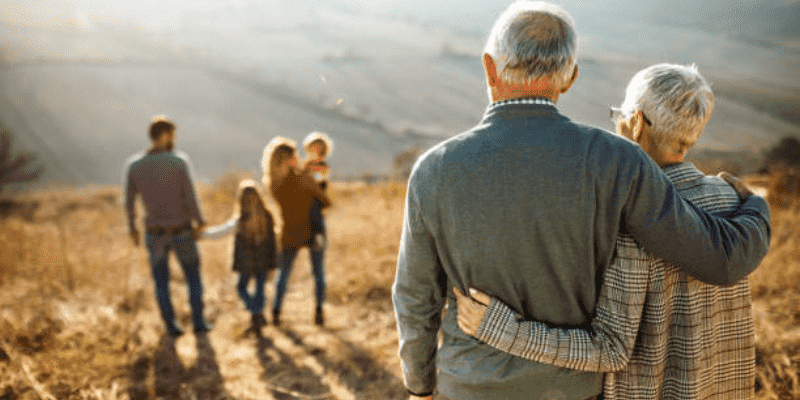 Пожилая пара и молодая семья фото